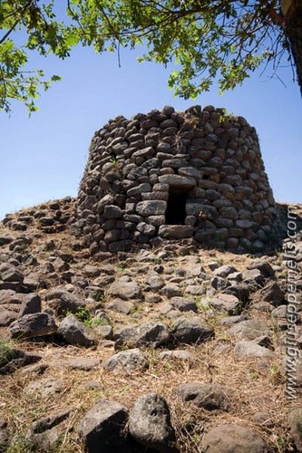 2) Nuraghe Aiga (40D_8404_2rid).jpg - Il secondo piano del Nuraghe Aiga, con il vano di accesso.